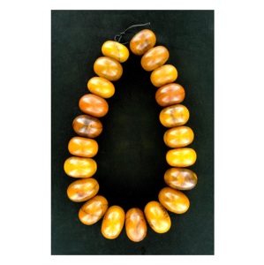 Beau collier multicolore antique fait à la main conception d'ange écologique avec des perles de commerce ouest-africaines artisanat naturel - Product Image 1