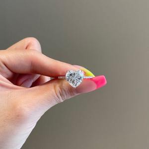 Bague Moissanite en forme de coeur Bague de fiançailles Halo caché de 1.35 carats Bague en diamant coeur de style vintage - Product Image 4