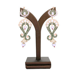 Boucles d'oreilles plaquées or mat AD, boucles d'oreilles en or AD traditionnelles, exportation de bijoux d'imitation antique, fournisseur de bijoux de mode personnalisés. - Product Image 1