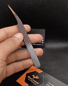Pinza para Pestañas Curva Ligera Dorada, Punta Fina, Herramienta Aplicadora de Pestañas Suave, Acero Inoxidable, Logotipo Personalizado, Extensión de Pestañas de Volumen - Product Image 1