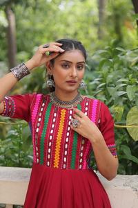 Vêtements de mariage décontractés de créateur Lehenga Choli pour femmes Collection de hauts longs brodés pour robe Navratri prête à porter pour les filles - Product Image 2