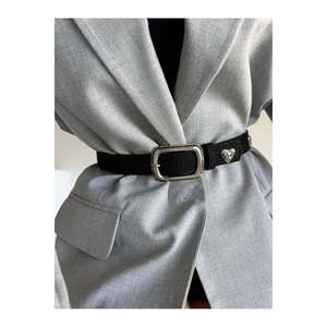 Cinturón de Mujer con Hebilla Cuadrada y Adorno de Corazón, para Pantalones, Chaquetas, Camisas y Vestidos - Negro-Ennegrecido - Product Image 3