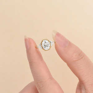 Anillo de Compromiso con Tres Piedras de Moissanita con Corte Ovalado, Elegante y Lujoso - Product Image 1