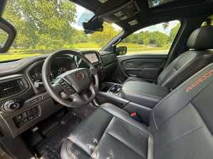 Nissan Titan PRO-4X Usado, Cabina Doble, 4x4, Asientos de Cuero, Paquete Eléctrico, Navegación Bluetooth, Rines Premium R18, ACC, Volante a la Izquierda, Color Oscuro - Product Image 3