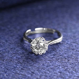 Anillo Solitario Romántico Irina para Hombre CLARA, Plata de Ley 925, Talla Ajustable, con Diamante y Perla, Bañado en Rodio y Platino - Product Image 2