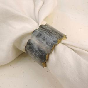 Ronds de serviette en résine de qualité supérieure avec des motifs abstraits colorés et idéaux pour les tables à manger artistiques et modernes - Product Image 1