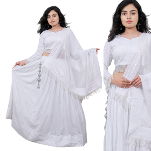 ชุดเลเฮนกาโชลีและผ้าคลุมไหล่สีขาวแบบใหม่ ดีไซน์หรูหรา สำหรับงานปาร์ตี้  มีจำหน่ายจากอินเดีย - Product Image 2