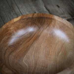 Bol rond en bois fait à la main fabriqué à partir de bois naturel, parfait pour servir des collations à salade ou un décor rustique écologique. - Product Image 3
