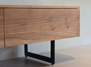 Soporte de TV bajo rústico moderno en teca maciza con cajones de almacenamiento ocultos y patas delgadas recubiertas de polvo negro, parte superior de hotel minimalista de hierro - Product Image 6