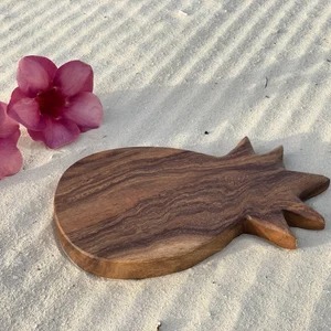 Planche à servir en bois d'ananas de designer, forme unique, parfaite pour la présentation sur table et la photographie culinaire, fabriquée à la main en Inde - Product Image 6