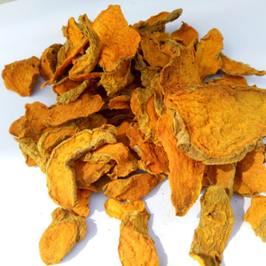 Rebanadas de cúrcuma secadas al sol, aromáticas, vibrantes y llenas de sabor, ideales para cocinar salsas, tés y comidas diarias - Product Image 4