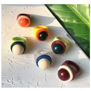 Vente en gros personnalisée de la meilleure qualité, fabriquée à la main et polie, belle bague en résine colorée pour femmes de l'Inde - Product Image 2
