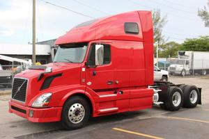 Camion-cabine Volvo conventionnel de 2015 - Product Image 2