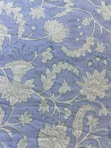 ผ้าฝ้ายพิมพ์ลายด้วยมือสีฟ้าอ่อน ลายดอกไม้และเถาวัลย์ ดีไซน์แบบดั้งเดิม - Product Image 2