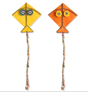 «Kite Pals» Décoration murale peinte à la main en bois de pin Décoration murale en bois sculpté à la main pour ferme et style campagnard - Product Image 1