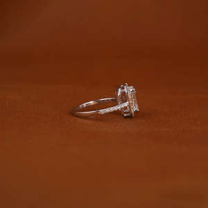 Bague de fiançailles en plaqué or massif 14KT faite à la main en laboratoire avec diamant Halo pour femme certifiée IGI - Product Image 6