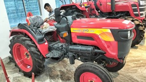 Tractor Agrícola Compacto Mahindra 215 4WD con Transmisión de Engranajes para Uso Agrícola con Motor Diésel - Product Image 4