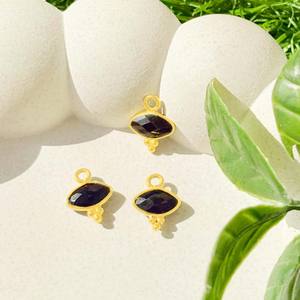 Colgante de Ónix Negro con Bisel, Forma de Marquesa, Dije Delicado Chapado en Oro con Tres Colgantes Rawa - Product Image 3