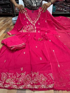 Robe Anarkali rose en viscose brodée Vêtements ethniques indiens évasés longs pour femmes avec manches longues Dupatta pour les mariages Festivals - Product Image 6