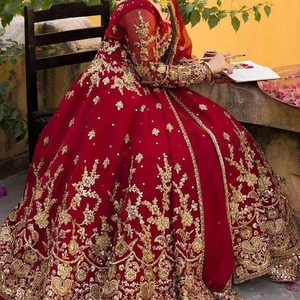 Lehenga DRA แจ็กเก็ตผ้าไหม2023ที่สง่างามปักลาย zari แก้วคริสตัลสีแดงเข้มประดับด้วยลูกปัด - Product Image 1