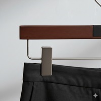 Cintres à pantalons en bois de qualité supérieure avec pinces, finition noyer foncé de luxe, robustes pour magasins de vêtements et armoires d'hôtel