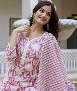 Diseñador DE LA MUJER Heavy Rayon Festival Wear Kurtis Set con trabajo de impresión de cuatro lados para niñas - Product Image 1