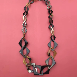 Collar de Lujo Hecho a Mano con Cuerno de Búfalo, Joyería Natural y Sostenible para Mujer, Alta Calidad - Product Image 1