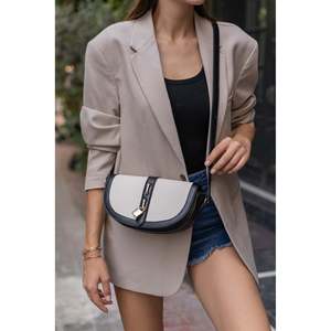 Bolso bandolera de diseño en contraste de la serie Voler Diva para mujer, elegante combinación de colores negro y crema, tamaño estándar - Product Image 1
