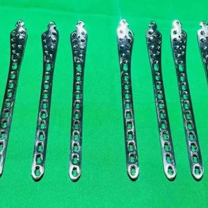 Placas Ortopédicas Veterinarias para Tibia Distal de 3.5mm, Acero Inoxidable, Juego Manual de 10 Piezas (L5R5), Instrumentos Quirúrgicos con Certificación CE - Product Image 4