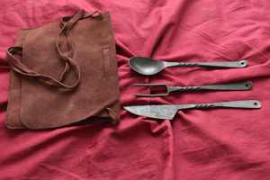 Ensemble de couteaux médiévaux faits à la main renaissance forgé torsadé acier couverts vaisselle en acier au carbone support OEM - Product Image 3