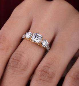 Trois pierres Moissanite bague de forme ronde belle bague de fiançailles en argent Sterling bague de fiançailles personnalisée cadeau pour elle - Product Image 3