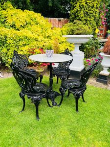 Ensemble d'extérieur de quatre chaises et tables en fonte au design rétro, idéal pour un thé vintage paisible dans les jardins ou les pelouses - Product Image 2