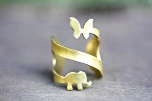 Bague en métal en laiton plaqué or unisexe avec bouclier de tête de flèche et double triangle conçoit des ensembles de bijoux pour le style et la mode - Product Image 3