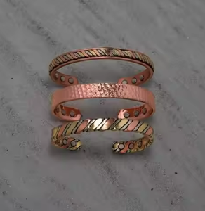 กำไลข้อมือทองแดงสไตล์ดั้งเดิมขัดเงาสำหรับผู้ชายและผู้หญิง พร้อมสลักชื่อส่วนตัว ทำด้วยมือโดย EXOTIC INDIAN ART - Product Image 3