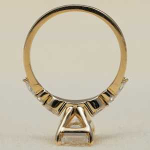 แหวนหมั้นเพชรทรงเหลี่ยมมรกตแบบคลัสเตอร์ - เพชรที่หรูหราและสง่างาม - Product Image 3