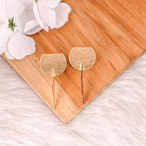 Pendientes Clásicos de Latón Chapado en Oro Amarillo, Pendientes de Diseño Hechos a Mano de Latón Chapado en Oro de Alta Calidad, Regalo de Cumpleaños - Product Image 2