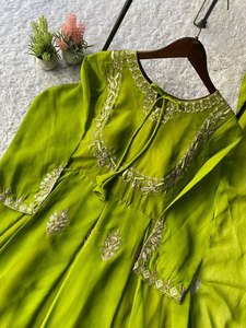 Vestido Listo para Usar, Diseño Indio, Georgette con Bordado de Lentejuelas Pesadas, Estilo Anarkali, con Dupatta de Georgette - Product Image 5