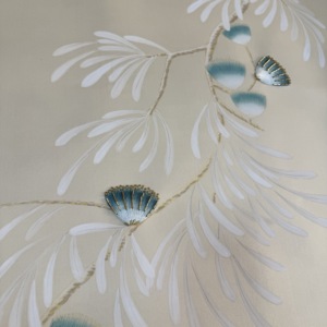 Papier peint en <span class=keywords><strong>soie</strong></span> <span class=keywords><strong>à</strong></span> fleurs de glycine peint <span class=keywords><strong>à</strong></span> la main - Murale florale beige élégante pour la décoration de maisons et d'hôtels de luxe - Product Image 3
