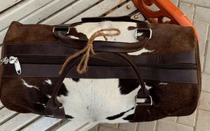 Bolsa de lona de piel de vaca grande personalizable para hombre, bolsa de viaje con cierre con cremallera y diseño de pelo de vaca a la moda, construcción de cuero - Product Image 2