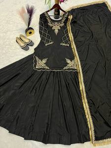 Kurta Lehenga Negra de Seda en Tendencia, Estilo Indio-Pakistaní con Lentejuelas y Bordado Zari, para Bodas, Fiestas y Eventos Tradicionales, Ropa Femenina - Product Image 4