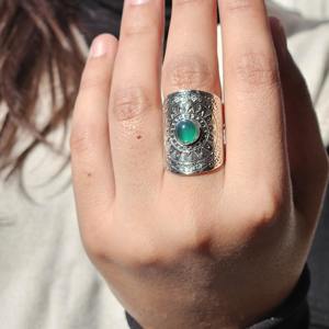 แหวนเงินปรับได้พร้อมหินโอนิกซ์สีเขียวสำหรับงานแต่งงานหรืองานปาร์ตี้ - Product Image 1