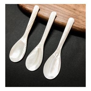 Cuillère en coquillage fabriquée à la main-nacre naturelle pour un dîner raffiné, superbe cuillère en nacre - Product Image 1