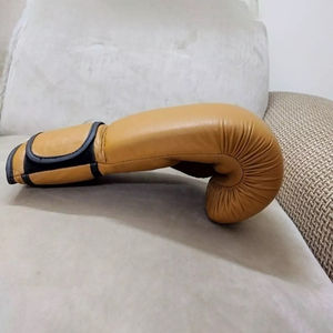 Gants de boxe professionnels personnalisés pour l'entraînement Nouveau design avec logo Gants de sport MMA pour adultes Gants en cuir du Pakistan - Product Image 3