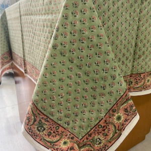 Nappe imprimée en pur coton 100% de style indien avec motif floral vert marécage et rose doux Couverture de table faite à la main - Product Image 1