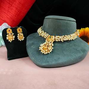 Collier de temple en laiton avec détails minimes serti de perles léger et confortable pour une longue tenue pour les mariages Occasions festives - Product Image 1