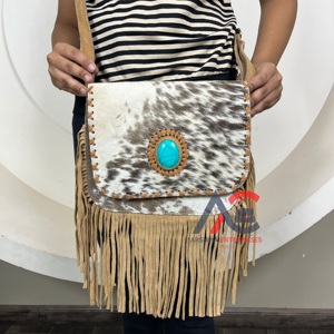 กระเป๋าหนังกลับสไตล์ตะวันตกแบบใหม่ แต่งขนสัตว์และพู่หนัง คุณภาพสูง กระเป๋าสะพายไหล่หนังสไตล์โบฮีเมียนสำหรับผู้หญิง ประดับด้วยหินเทอร์ควอยซ์ - Product Image 1