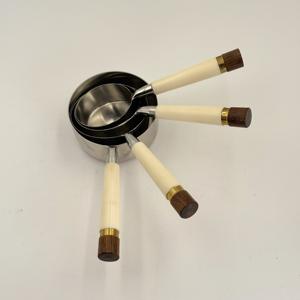 Ensemble de 4 grandes tasses à mesurer pour la pâtisserie, poudre de lait, cuillère à mesurer en acier inoxydable avec manche en bois et en résine - Product Image 3