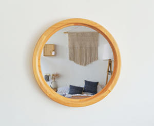 Espejo de pared redondo Alina hecho de madera maciza de teca y cristal de espejo con un acabado natural brillante. - Product Image 5