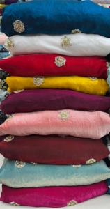 ออกแบบผ้าไหมที่มีรายละเอียดการปักดอกไม้และลูกปัดสำหรับ lehenga choli Saree และคู่แต่งงานตระการตา - Product Image 2