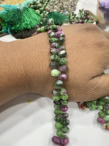 Cuentas de Briolette en forma de lágrima de zoisita de rubí facetado natural, tamaño de hebra de 8 pulgadas, 5-7mm, aproximadamente, piedras preciosas cortadas con cojín a granel - Product Image 3